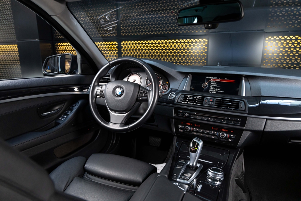 BMW 5 Series 2015 фото 27