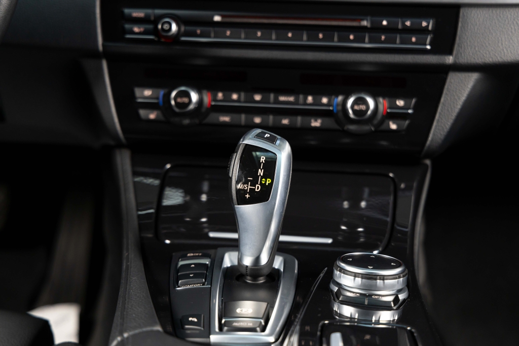 BMW 5 Series 2015 фото 24