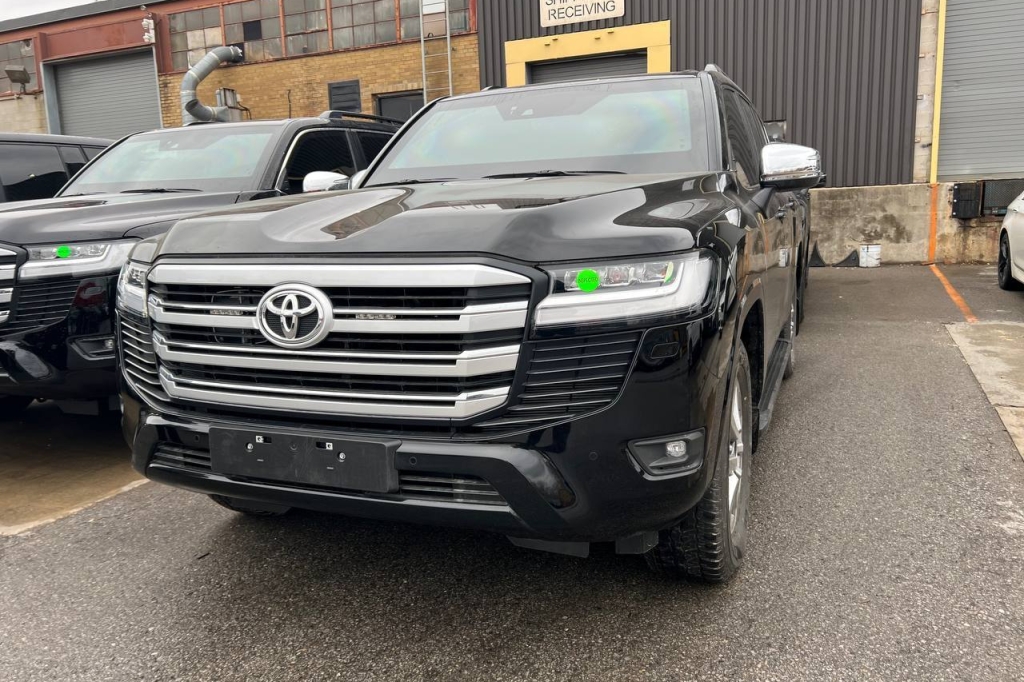 Toyota Land Cruiser 300 GUARD B6 2022 photo 1