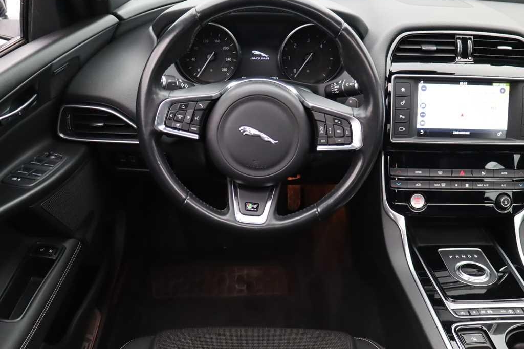 Jaguar XE 2017 фото 7