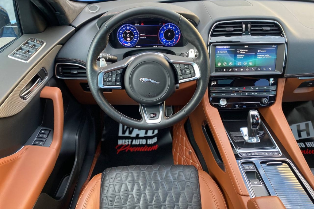 Jaguar F-Pace SVR 2020 фото 18
