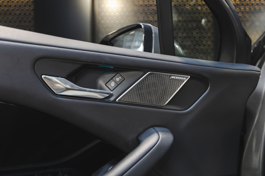 Jaguar I-Pace 2018 фото 16