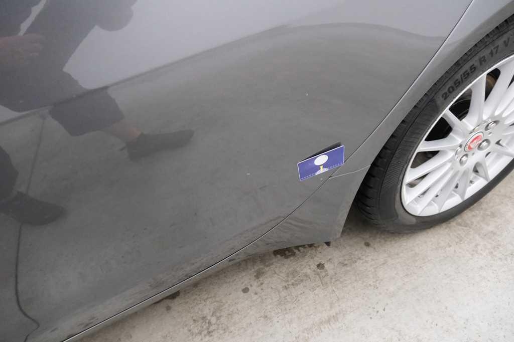 Jaguar XE 2015 photo 44