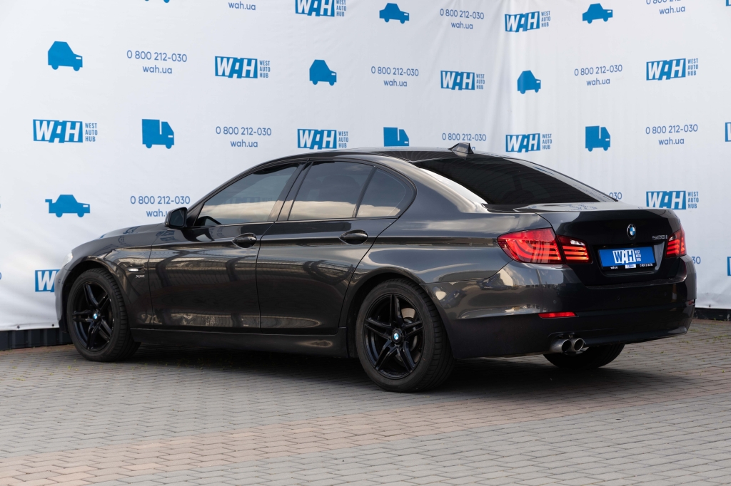 BMW 5 Series 2011 фото BMW 5 Series 2011 фото 9