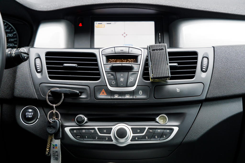 Renault Laguna III 2011 фото 16