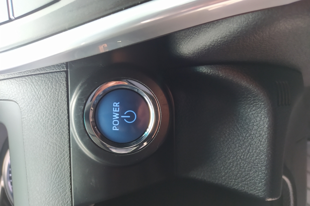 Toyota Camry HYBRID photo 11