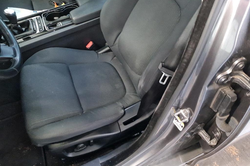 Jaguar XE 2016 photo 8