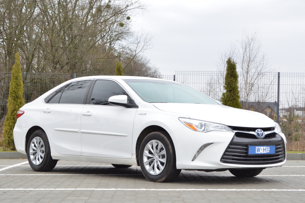 Toyota Camry HYBRID photo 2