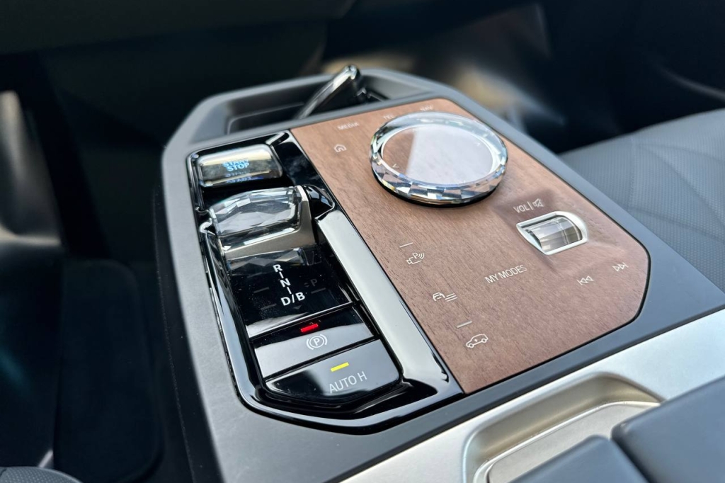 BMW iX M60 2022 фото 23