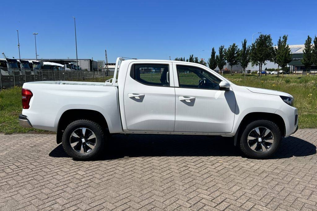 Peugeot Landtrek Double Cab 4x4 1.9L Diesel 6-Speed 2023 фото Peugeot Landtrek Double Cab 4x4 1.9L Diesel 6-Speed 2023 фото 5
