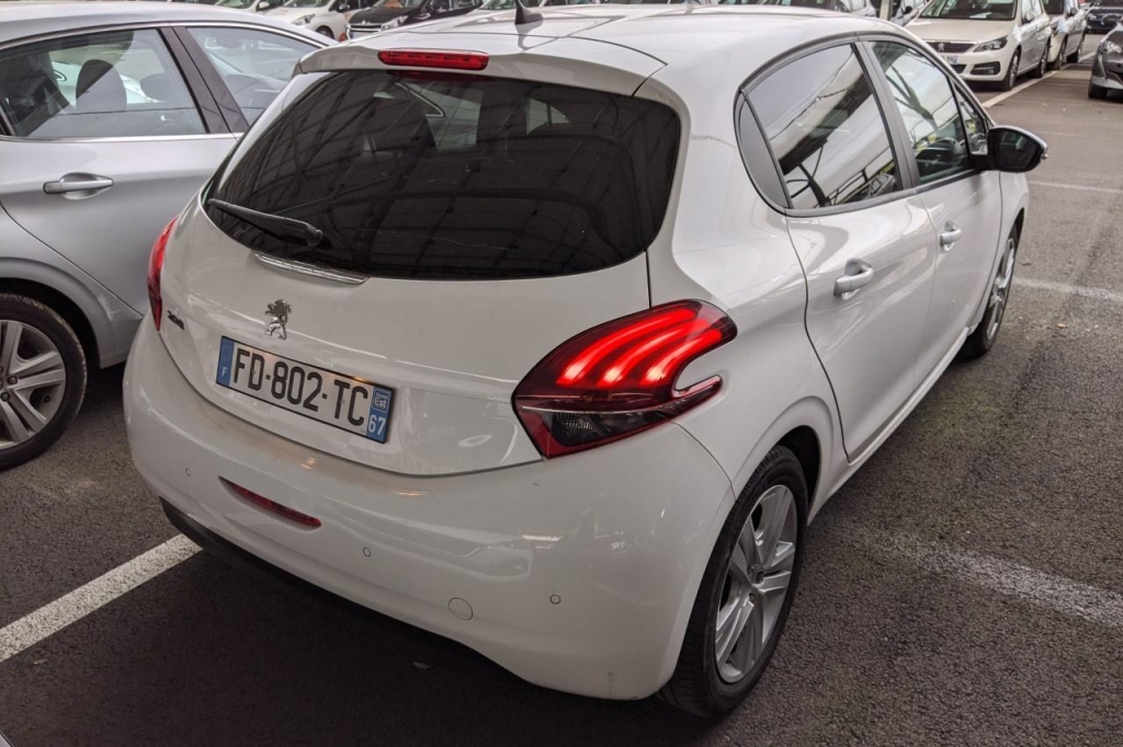 Peugeot 208 2019 фото 3