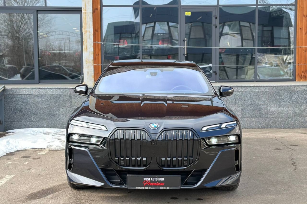 BMW i7 2023 фото 1