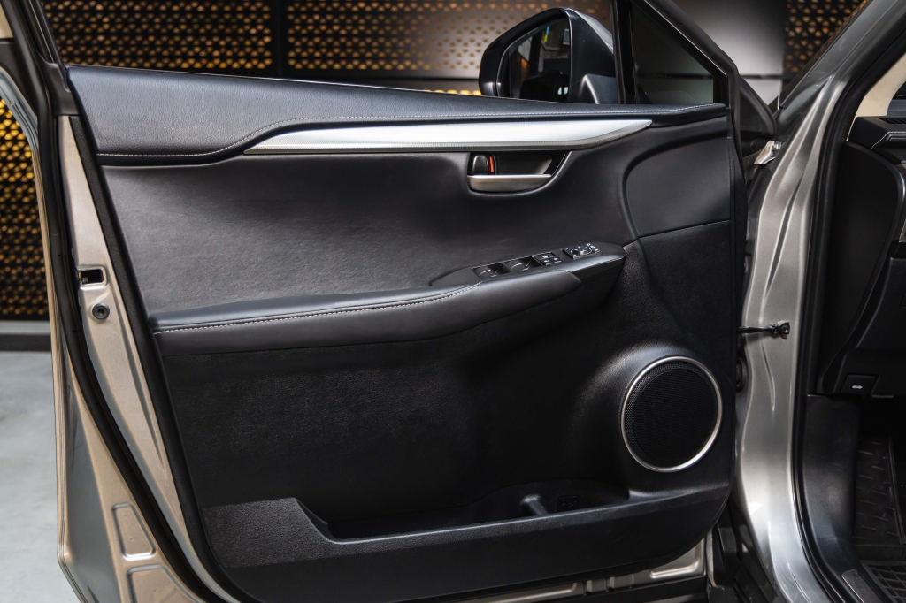 Lexus NX 300H 2016 фото Lexus NX 300H 2016 фото 14