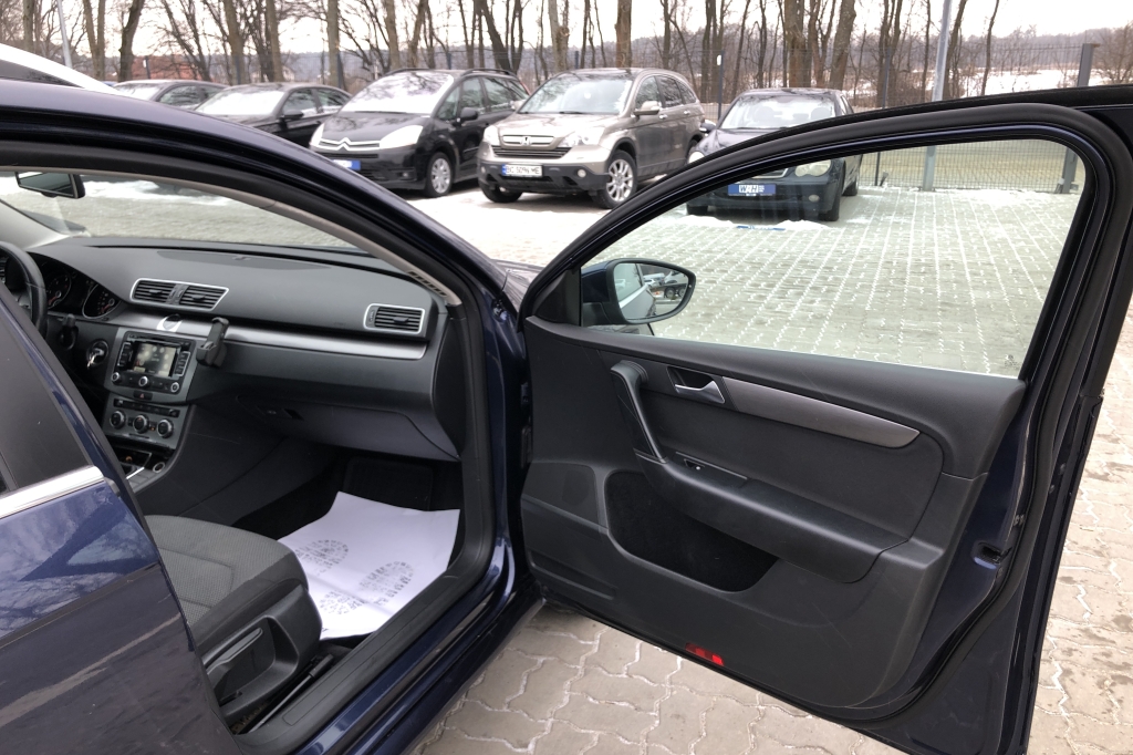 Volkswagen Passat B7 Panorama 2012 photo 9