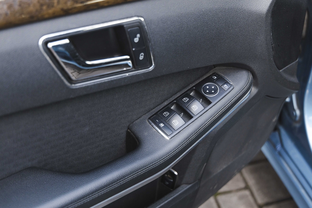 Mercedes-Benz E-Class 2010 photo 16