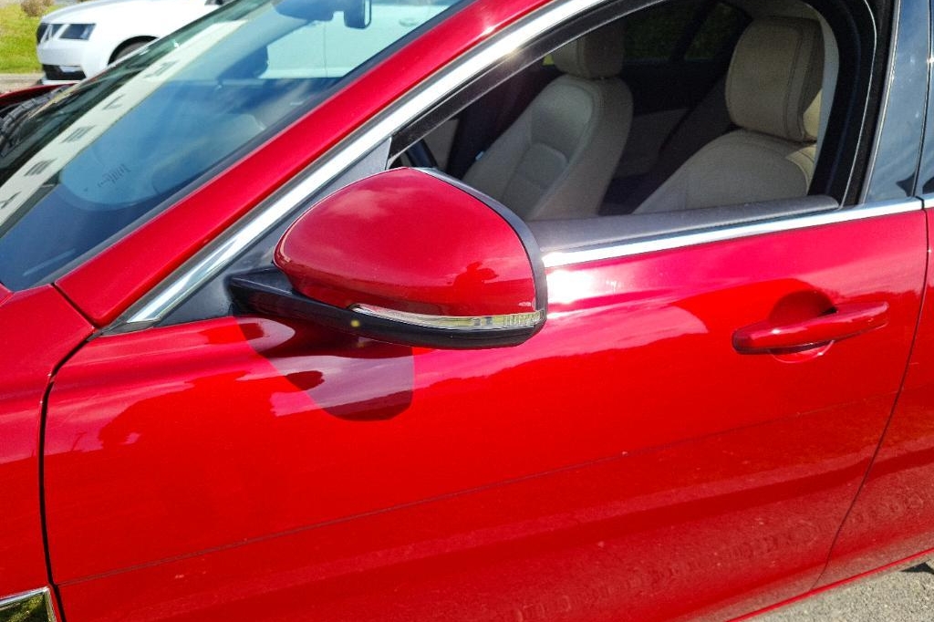 Jaguar XE 2016 photo 25