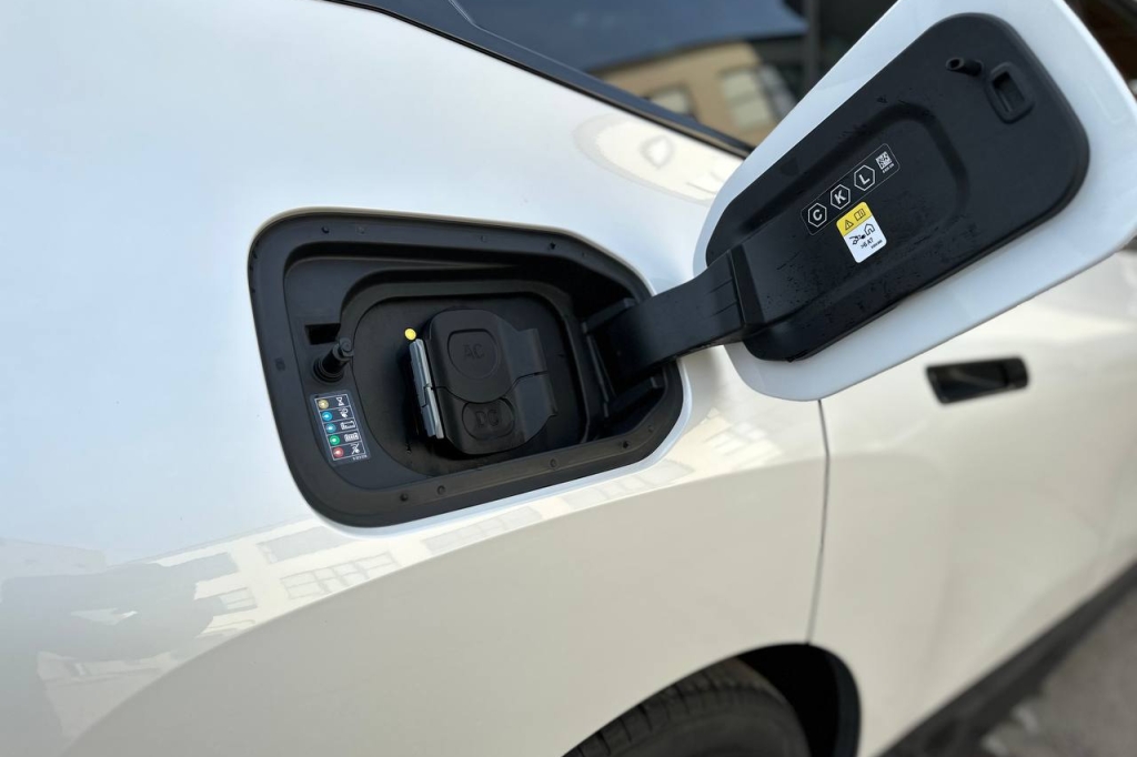 BMW iX xDrive40 2021 фото 8