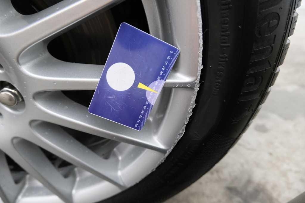 Jaguar XE 2015 photo 10