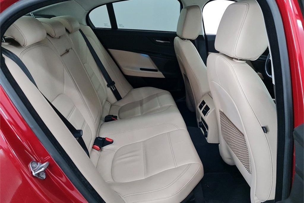 Jaguar XE 2016 photo 5