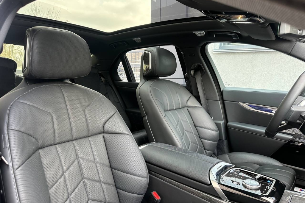 BMW i7 2023 фото 15