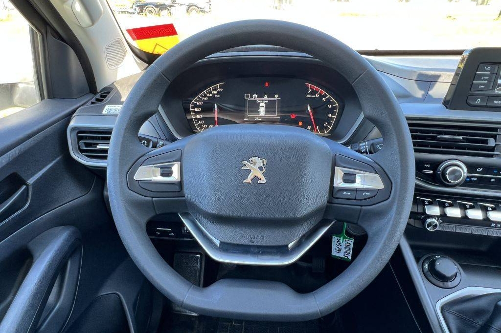 Peugeot Landtrek Double Cab 4x4 1.9L Diesel 6-Speed 2023 фото Peugeot Landtrek Double Cab 4x4 1.9L Diesel 6-Speed 2023 фото 13