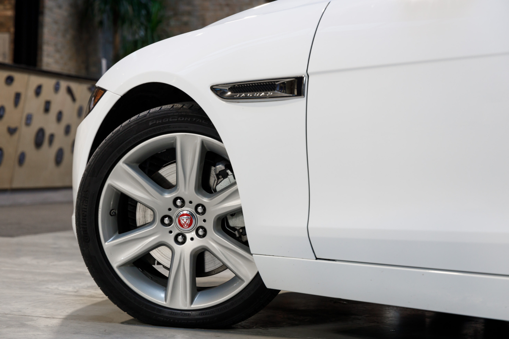 Jaguar XE 25T 2017 photo 9