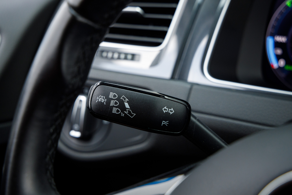 Volkswagen e-Golf 2018 фото 17