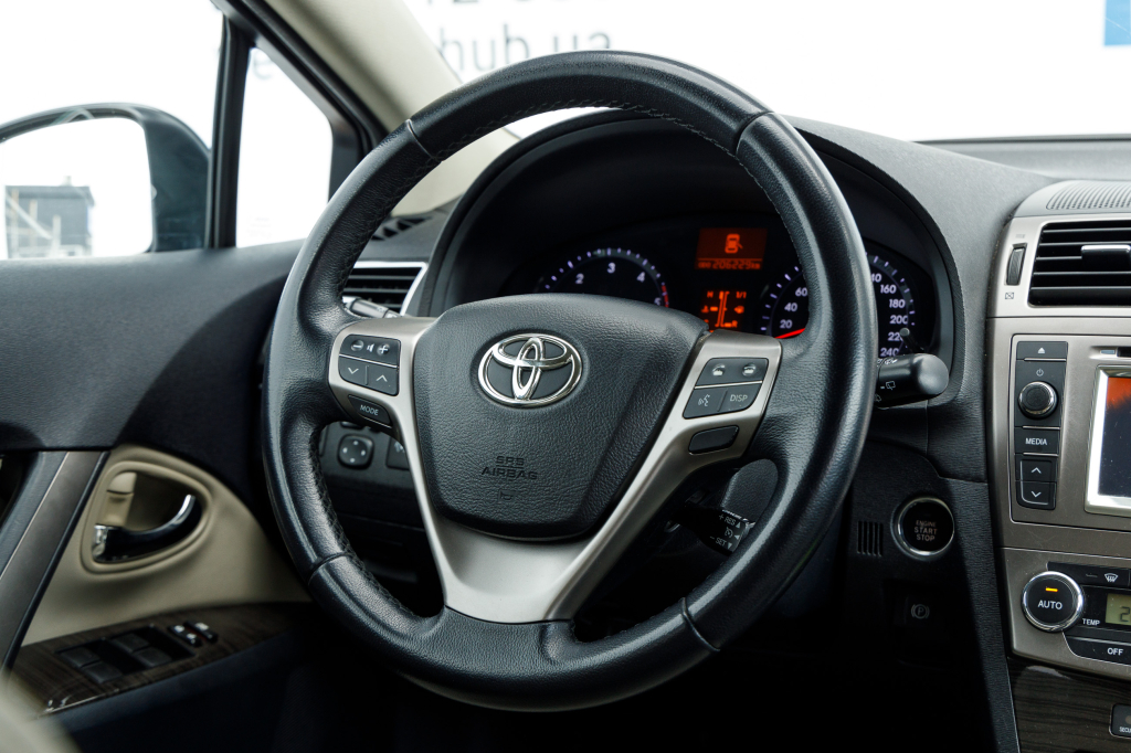 Toyota Avensis 2014 фото 20