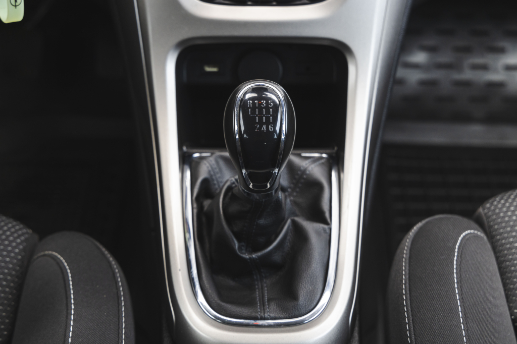 Opel Astra J 2011 фото 20