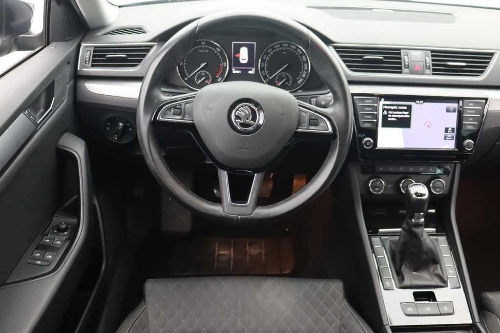 Skoda Superb Combi 2017 фото 3
