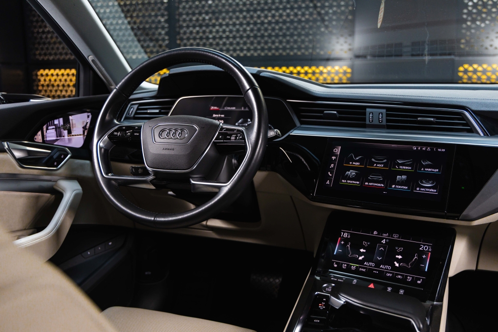Audi e-tron 55 quattro 2019 фото Audi e-tron 55 quattro 2019 фото 30