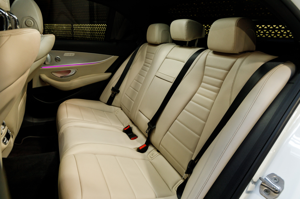 Mercedes-Benz E 200 4Matic AMG Line photo 35