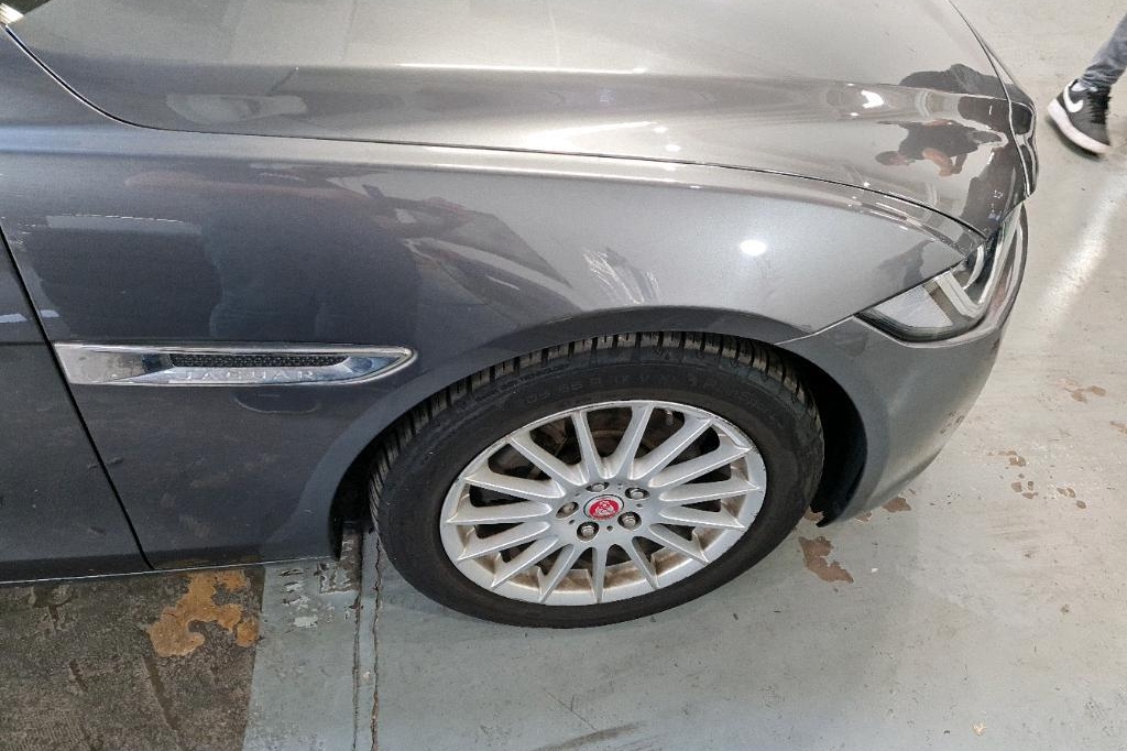 Jaguar XE 2016 photo 29