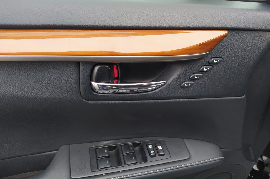 Lexus ES 300h HYBRID фото 28