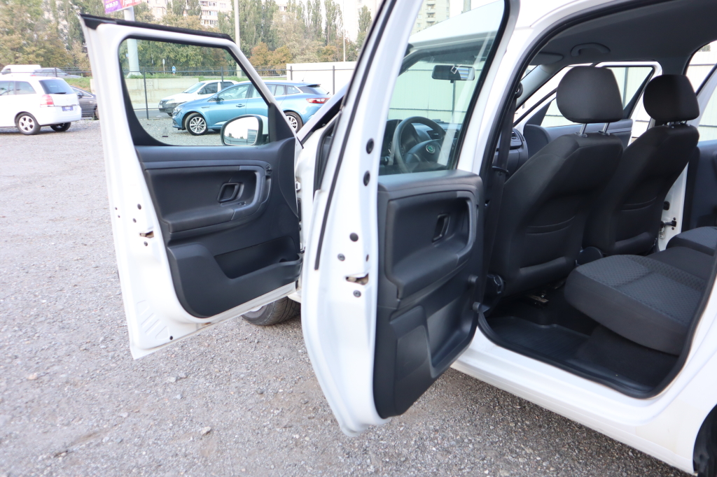 Skoda Roomster 2010 photo 18