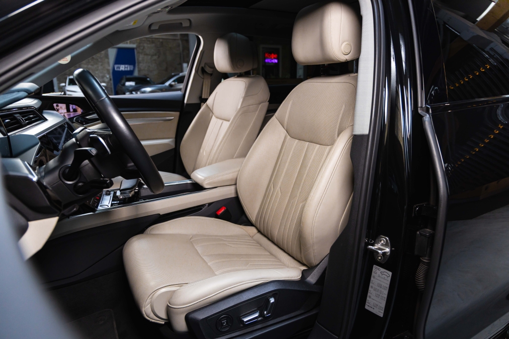 Audi e-tron 55 quattro 2019 фото Audi e-tron 55 quattro 2019 фото 18