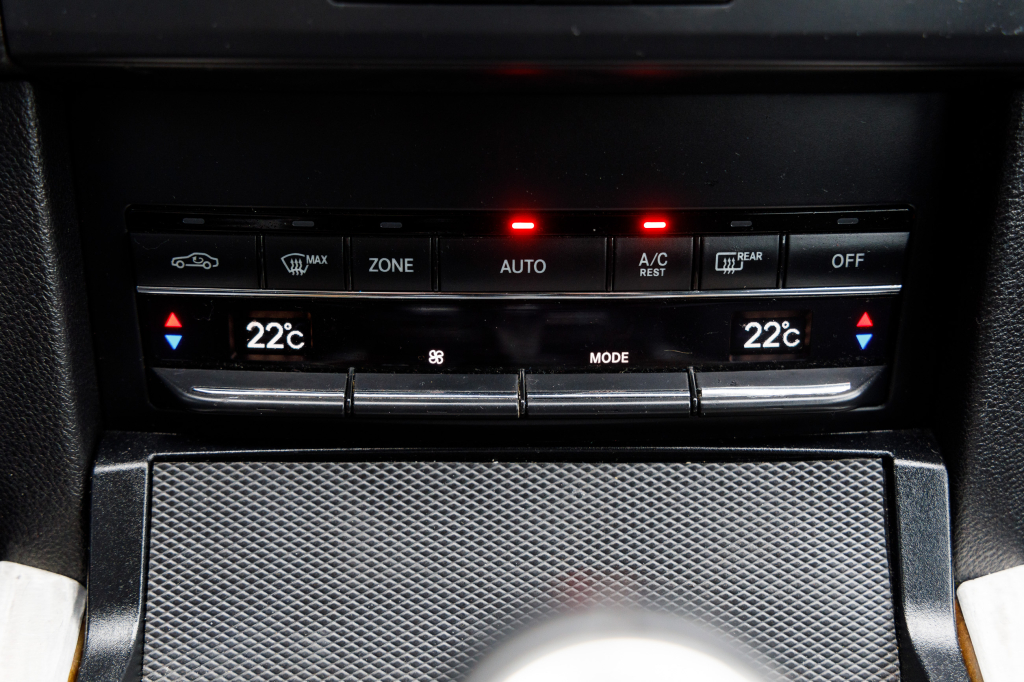 Mercedes-Benz E 200 CDI 2010 photo 17