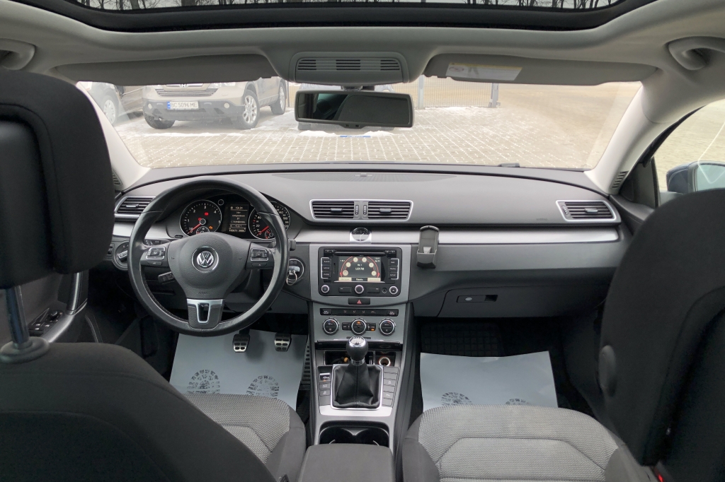 Volkswagen Passat B7 Panorama 2012 photo 20