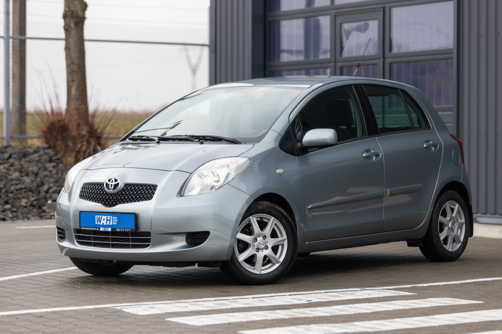 Toyota Yaris 2006 фото 8