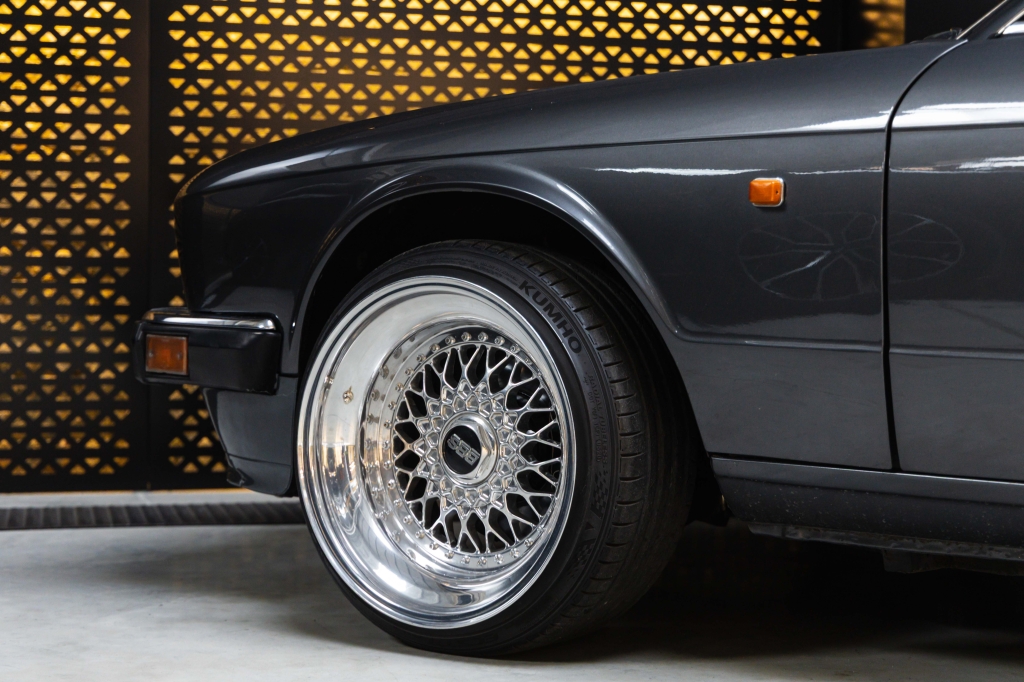 Jaguar XJ 1993 фото Jaguar XJ 1993 фото 17