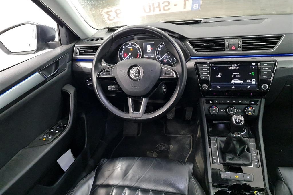 Skoda Superb Combi 2017 фото 2