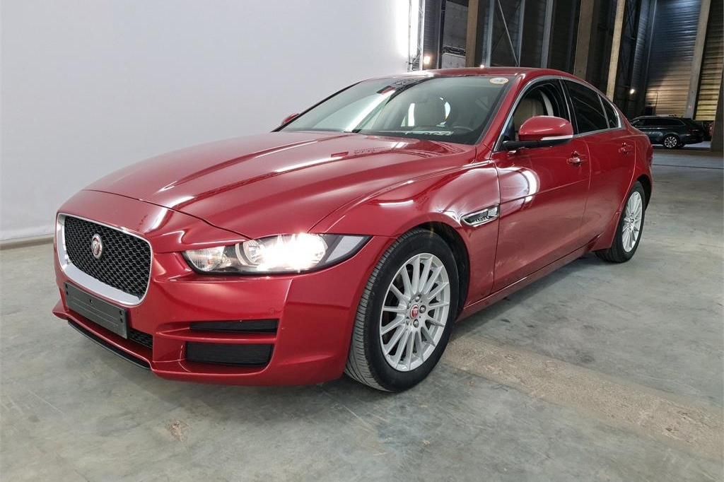 Jaguar XE 2016 photo 4