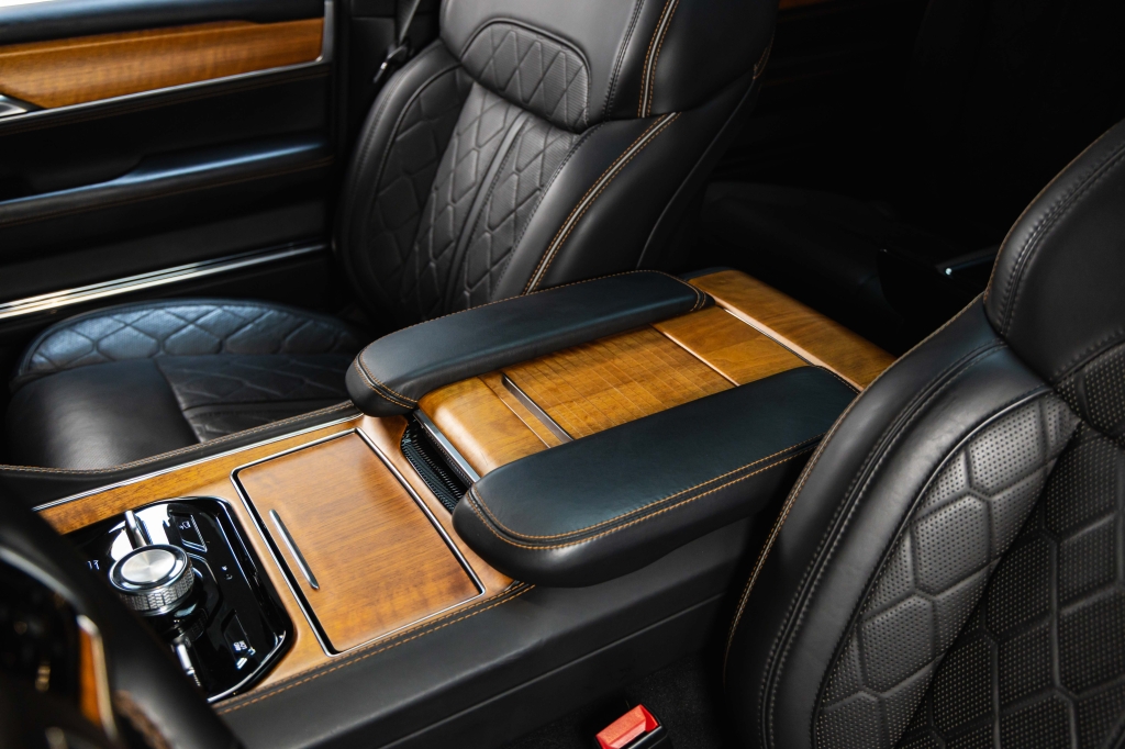 Jeep Grand Wagoneer 2022 фото Jeep Grand Wagoneer 2022 фото 31