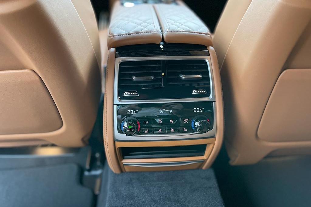 BMW 760 Long XDrive 2022 фото 16