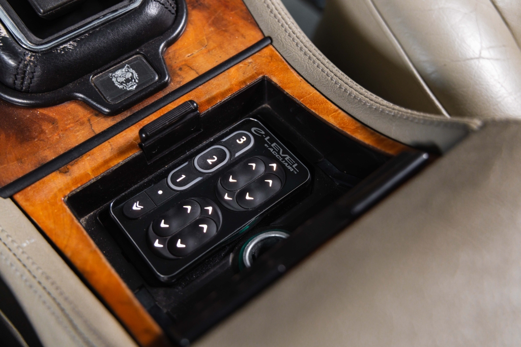 Jaguar XJ 1993 фото Jaguar XJ 1993 фото 28