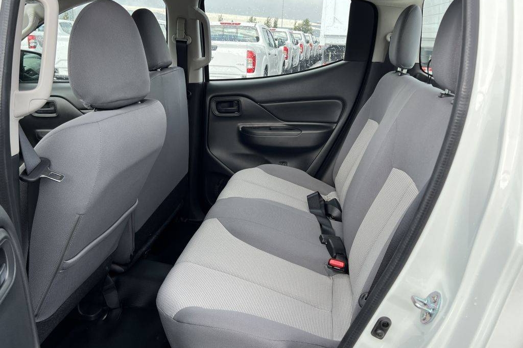 Mitsubishi L200 4x4 2.5D GL Double Cab 2023 фото Mitsubishi L200 4x4 2.5D GL Double Cab 2023 фото 13