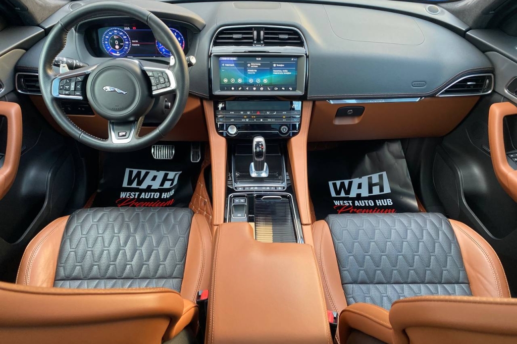Jaguar F-Pace SVR 2020 фото 17