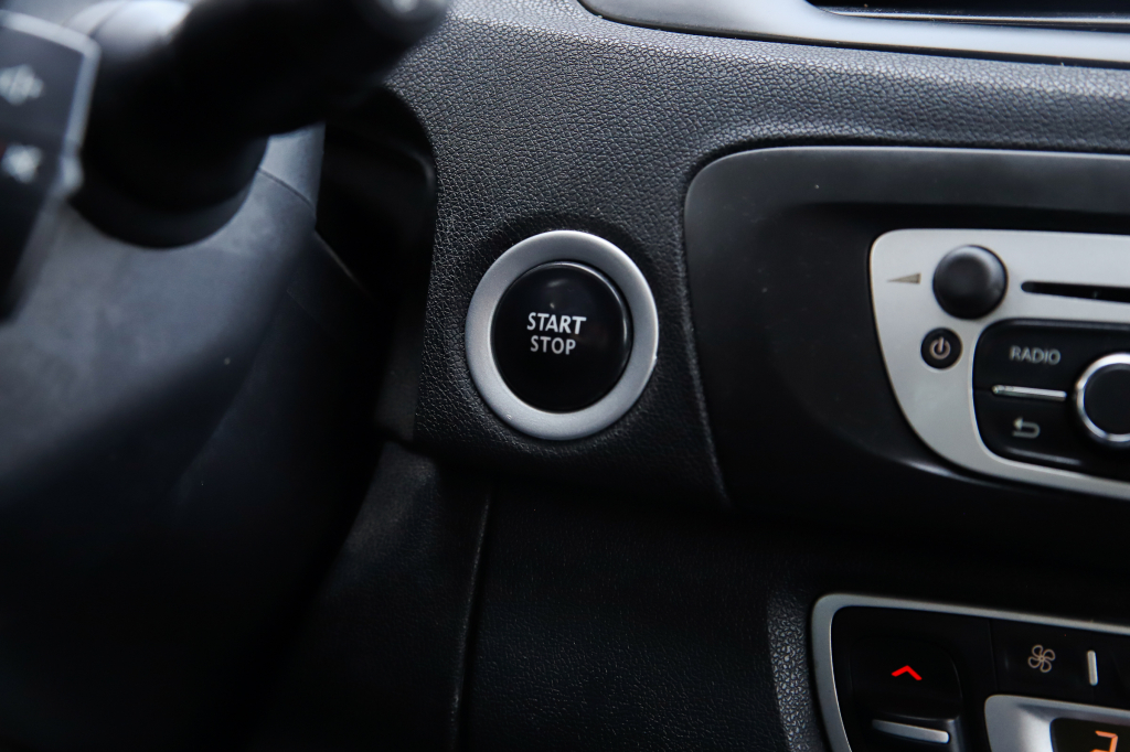 Renault Scenic 2015 фото 14