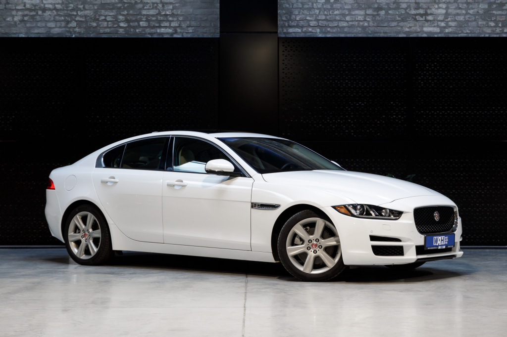 Jaguar XE 25T 2017 photo 4