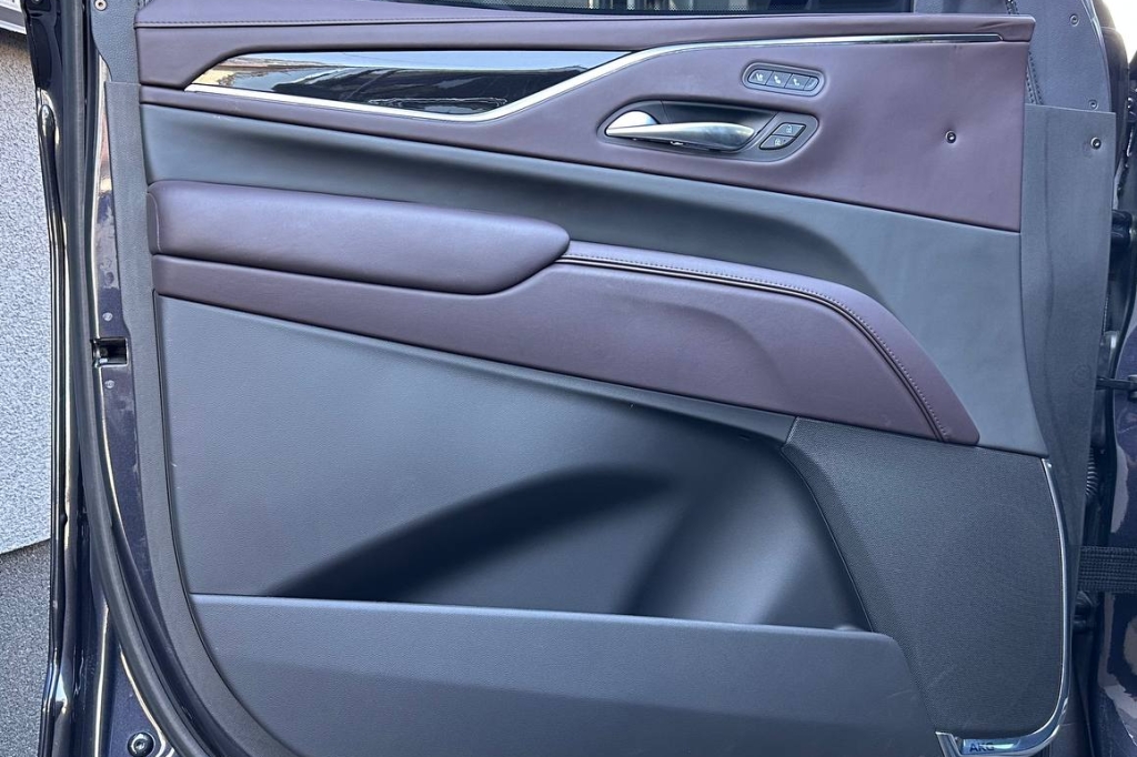Cadillac Escalade Platinum 4WD 2022 фото Cadillac Escalade Platinum 4WD 2022 фото 13